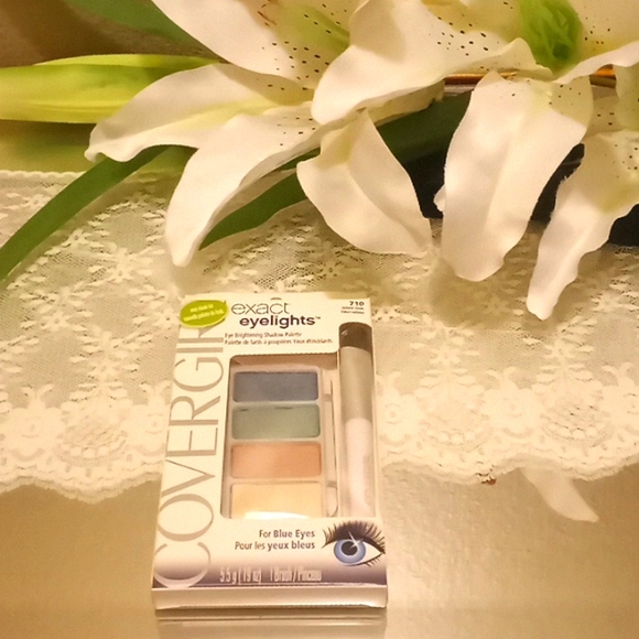 Covergirl Exact Eyelights Radiant Blues #710 Eyeshadow Palette ๐จ - Picture 7 of 10